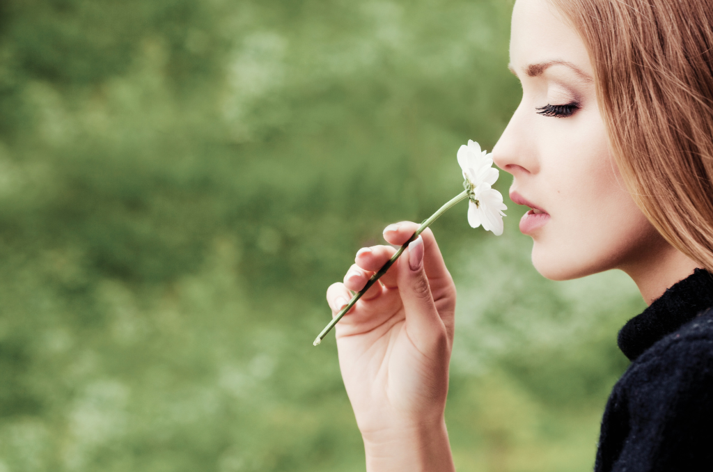 crea un dialogo autentico con l'inconscio, grazie agli oli essenziali puoi accedere alle parti più profonde e sottili di te