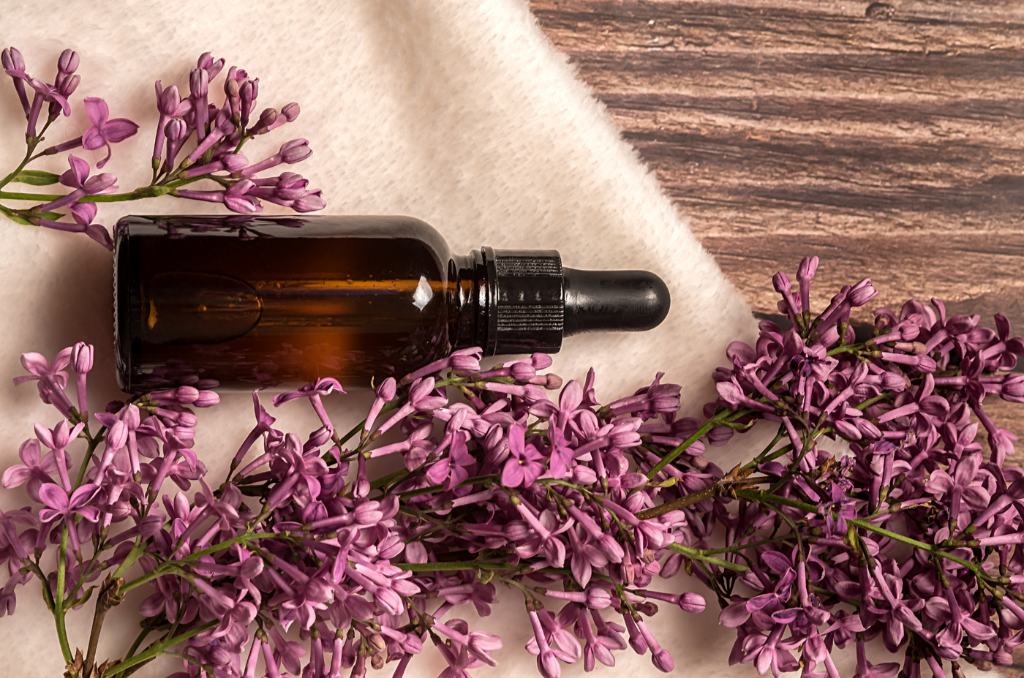 Ti accompagno in questo percorso aromatico, per conoscere le informazioni fondamentali per fare entrare nel tuo mondo gli oli essenziali e le loro straordinarie proprietà.